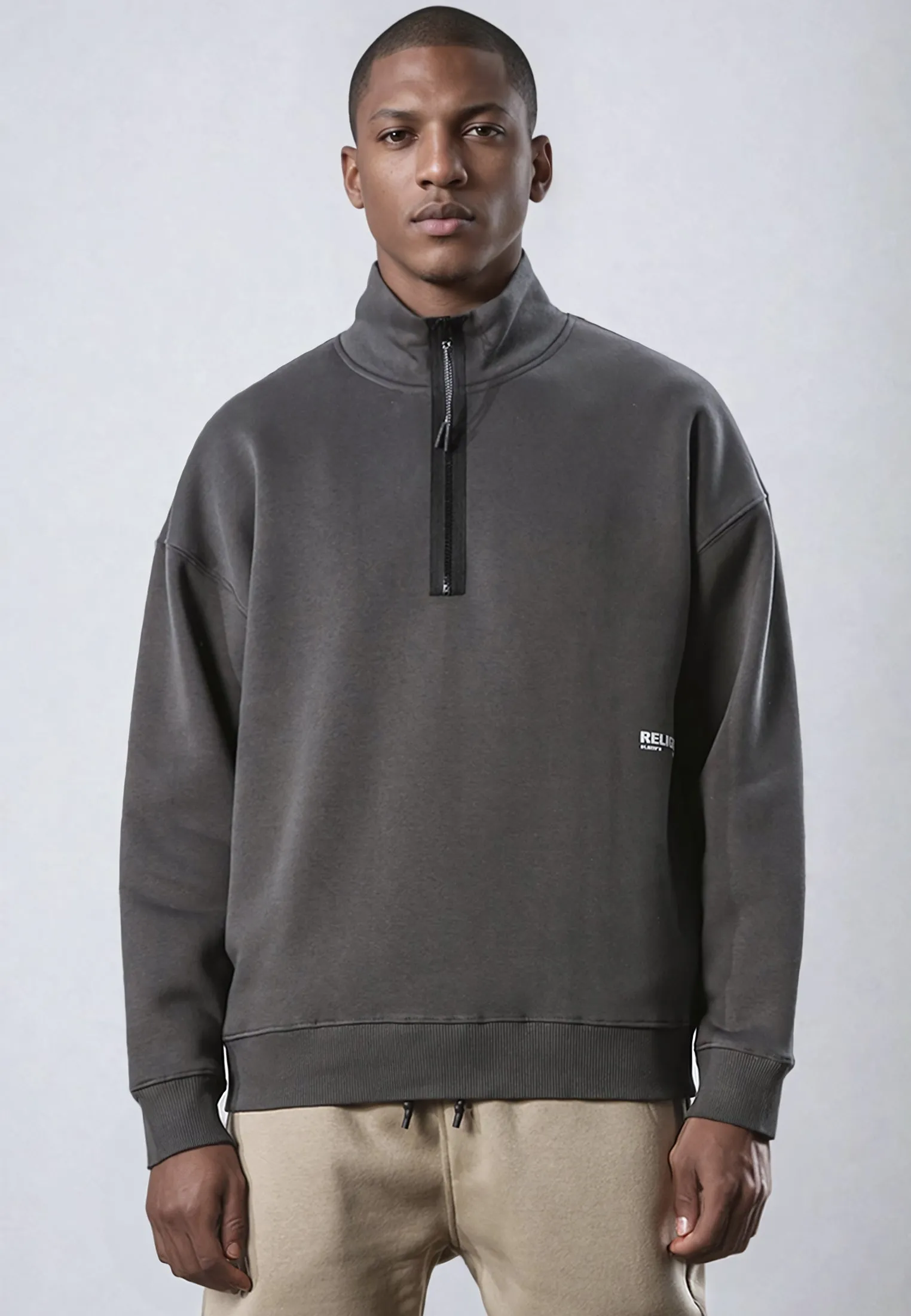 LOGO RELAXED HALF ZIP COAL