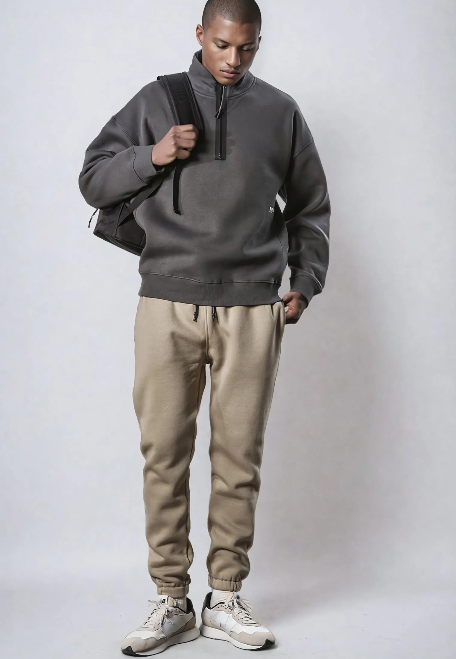LOGO RELAXED HALF ZIP COAL