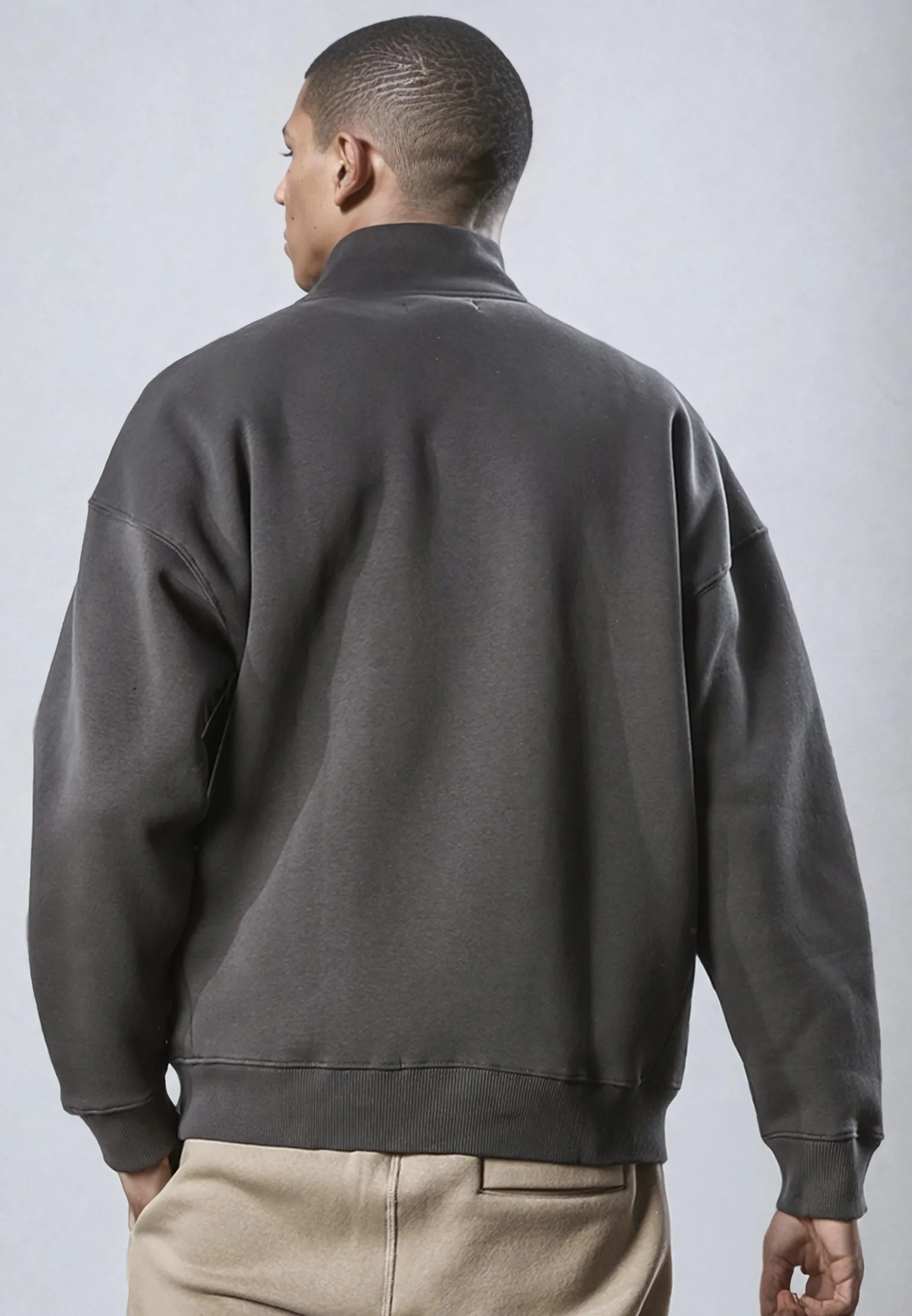 LOGO RELAXED HALF ZIP COAL